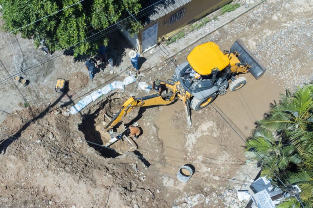 Avanza rehabilitación de líneas de agua potable en calle Pedro Moreno