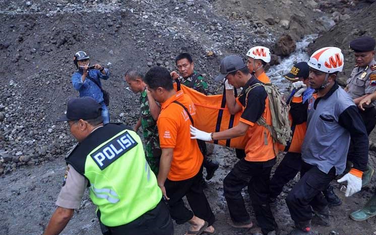 Al menos cinco muertos en un corrimiento de tierra en una mina en
